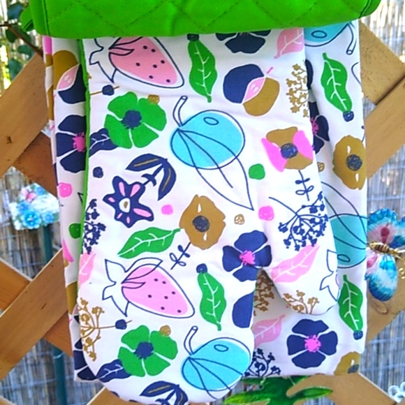 🌺3 Piece Kitchen Apron and Potholders Set - Picture 3 of 3